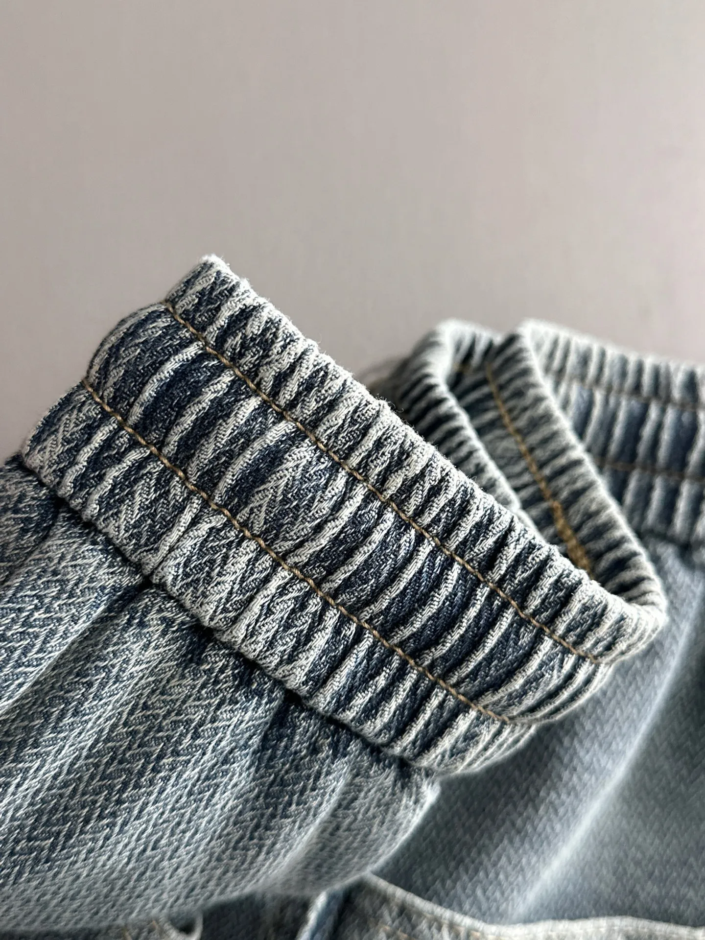 🅿️330 Stone Island 2025 summer new jeans denim shorts are woven from imported Japanese Denim plain cotton denim fabrics. They have three standards. The top stonewashing process makes the texture reach the old taste of the 1980s. It is soft, delicate, comfortable and breathable. The color has a modern and fashionable vicissitudes. The upper body is versatile and fashionable! Light luxury, a must-have item for daily commuting! Size: M-4XL (please state your height and weight when placing an order)